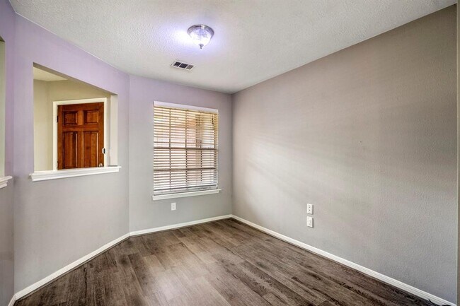 Foto del edificio - 5211 Roserock Ln