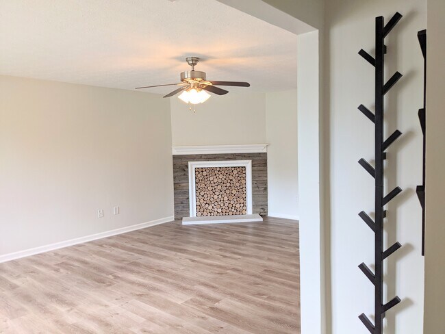 Entrada de la casa con vista al espacio principal de la sala de estar. - 1649 Summerhill Dr