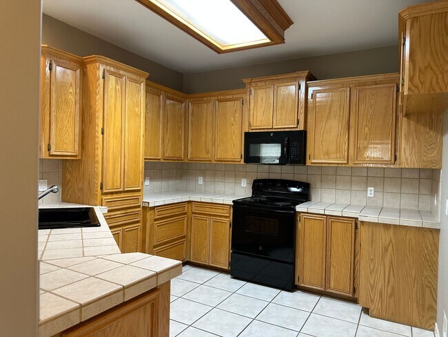 Building Photo - Ready for move in