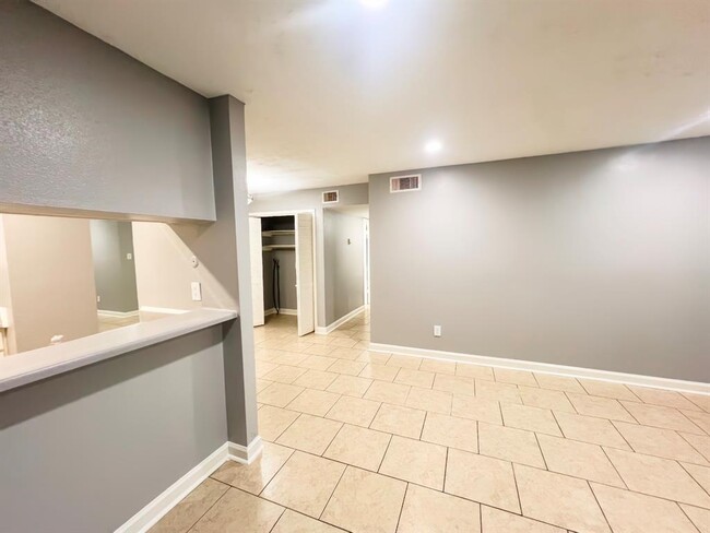Building Photo - 7200 Clarewood Dr