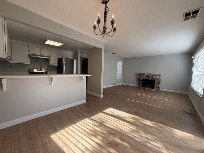 Foto del edificio - Bright & Remodeled 3 Bedroom 2.5 Bath Home in North San Jose