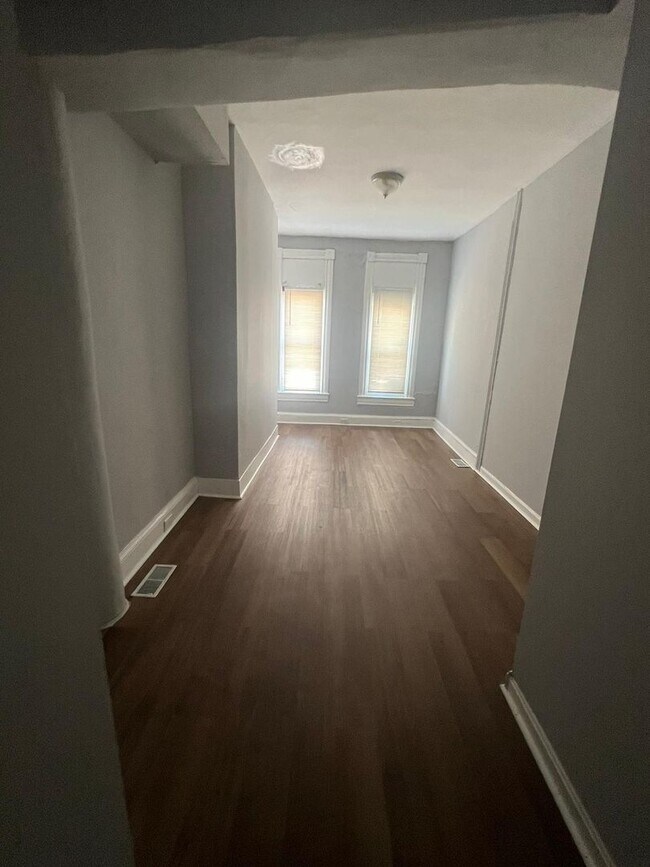 Foto del edificio - Four Bedroom One Bathroom Unit Recently Re...