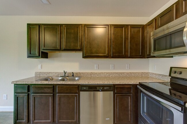 Foto del edificio - TWO BEDROOM UNIT FOR REDUCED RENTAL RATE.