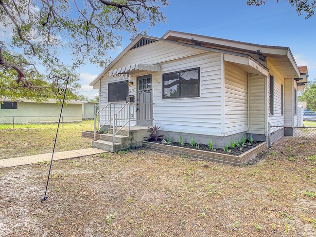 Building Photo - Available Now! Great Magnolia Heights Bung...