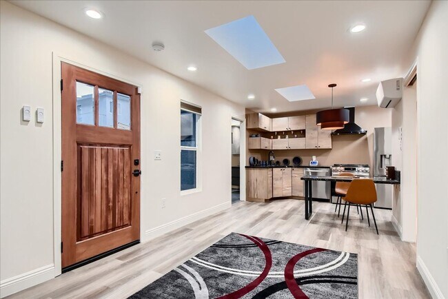 Foto del edificio - Professionally Designed Point Loma Detache...