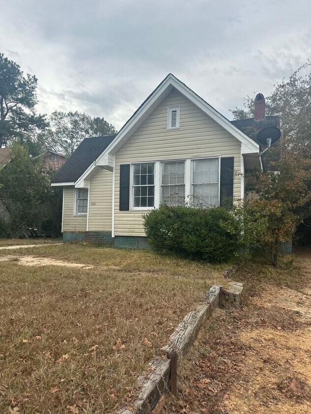 Primary Photo - 3 bedroom 1 bath close to Mercer University!