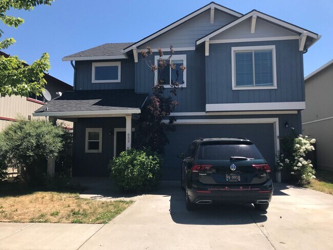 Building Photo - Spacious 4 Bedroom home in NE Bend w/newer...