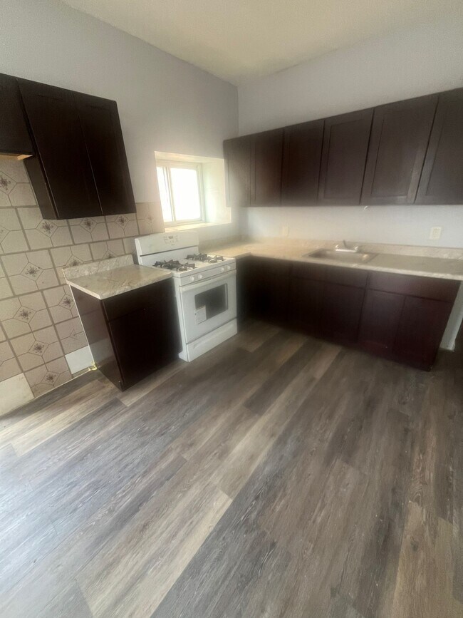 961 Grove St 2R - 957 Grove St