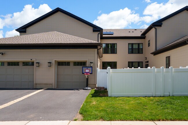 Building Photo - 3 E Hartwick Dr