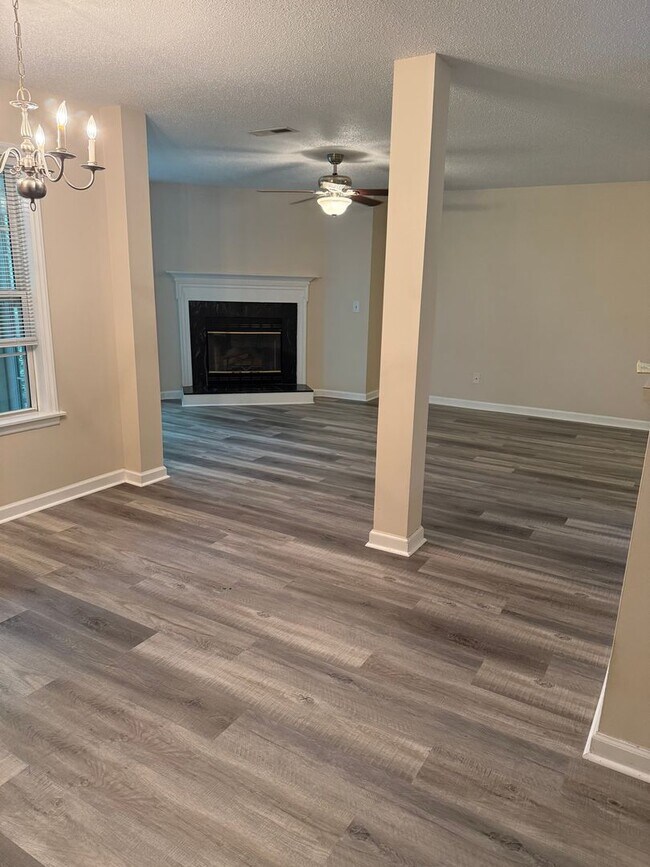 Foto del edificio - Immaculate 2 BR condo convenient to loop and I-40