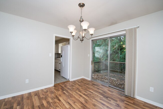 Building Photo - 3 bed 2 bath home in Valparaiso