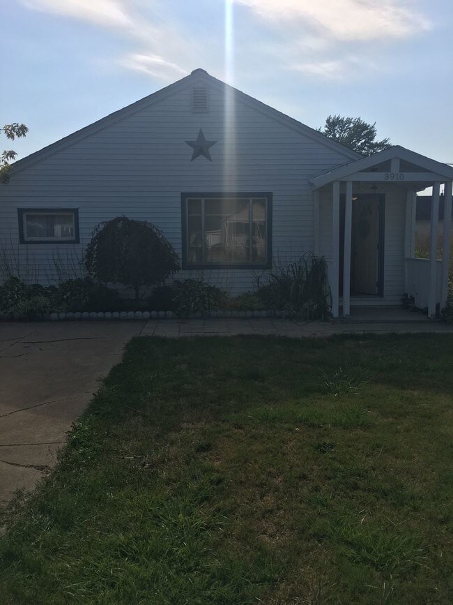 Building Photo - 2 br, 1 bath House - 3910 Davison Ave