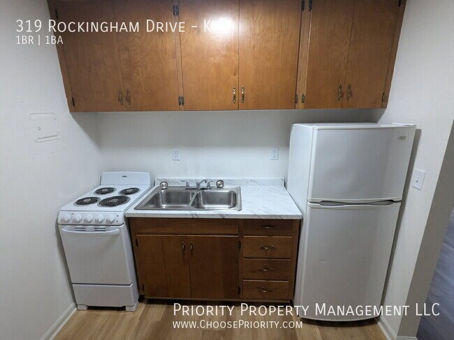 Foto del edificio - 319 Rockingham Dr
