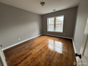 Building Photo - 122 Myrtle Ave