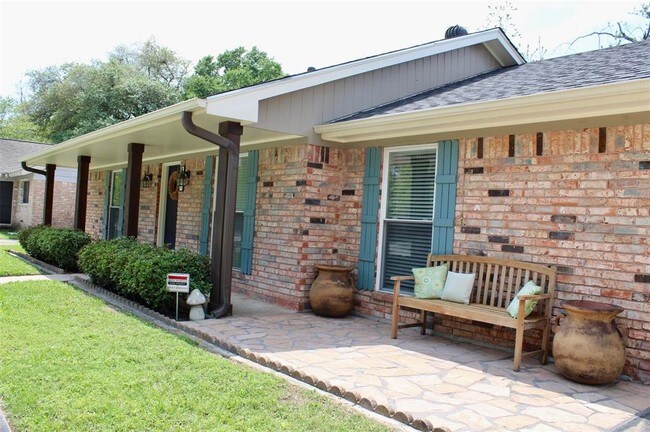 Building Photo - 2115 Wycliffe Dr