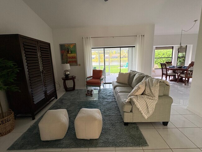 Foto del edificio - 1352 Monarch Cir