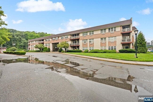 Building Photo - 1111 River C32