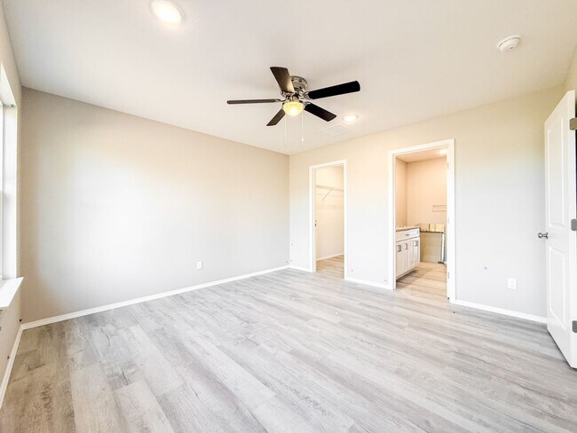 Foto del edificio - Stunning 4-Bedroom Home