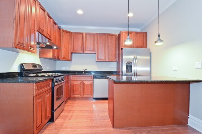 Foto del edificio - 2738 N Greenview Ave