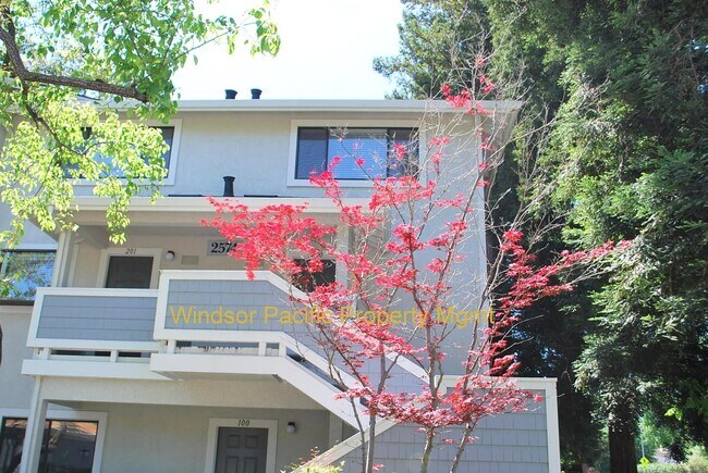 Foto del edificio - Fabulous Townhouse at Ashford Court - Close to BART, Downtown & Trails !