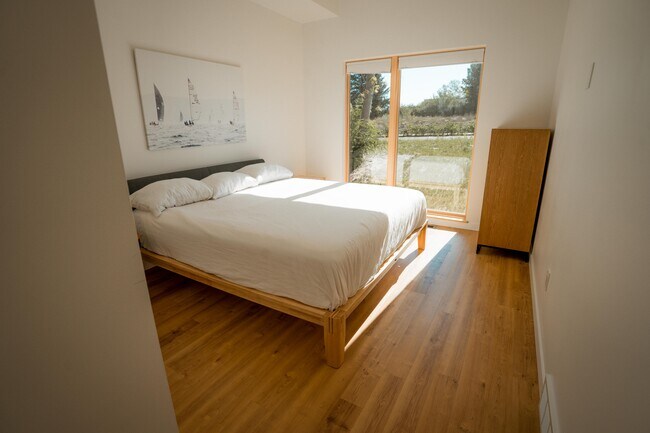King Size Bed - 5831 Oslo St
