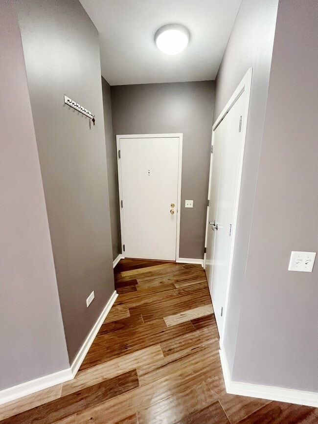 Building Photo - 1075 W Roosevelt Rd