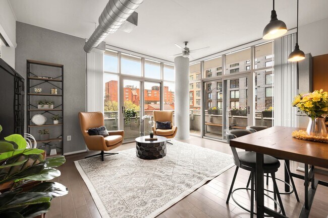 Building Photo - HUGE 3rd Floor Luxury 2 Bed, 2 Bath Mount ...