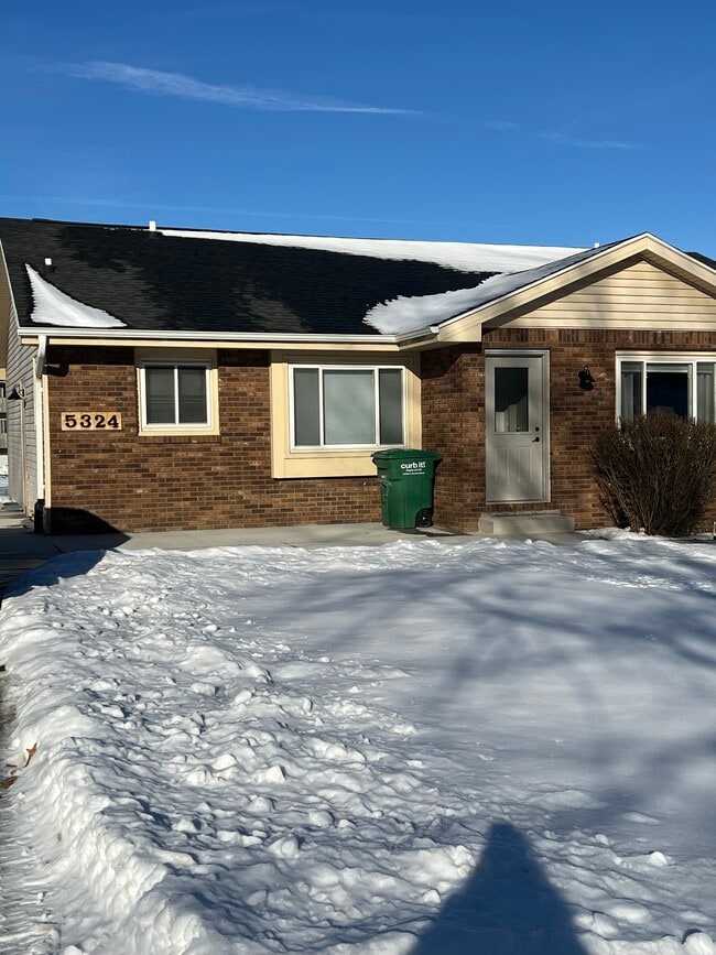 Foto del edificio - 5324 Jennifer Dr