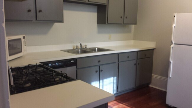 kitchen - 821 Eleonore St