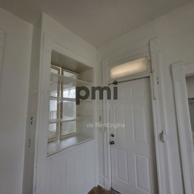 Building Photo - 895 W Leafland Ave