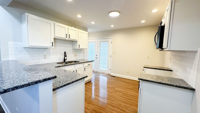 Building Photo - 4 Bedroom Brand New Remodeled House! Secti...