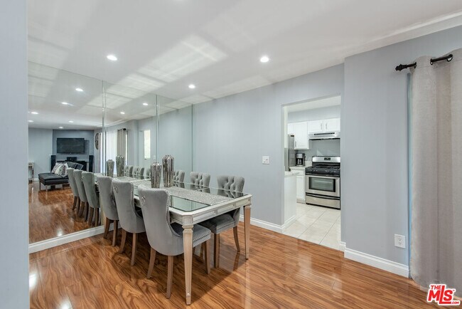 Foto del edificio - 14960 Victory Blvd