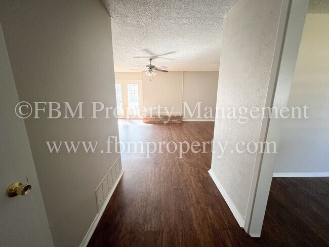 Foto del edificio - 211 Stonegate Dr