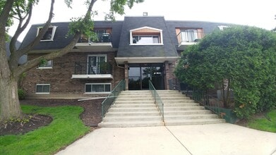 Building Photo - 3855 N Parkway Dr