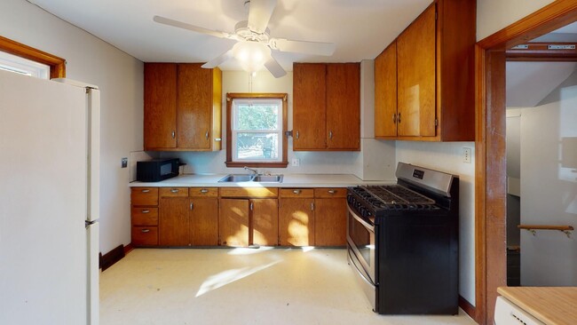 Building Photo - 3 Bedroom Steps Away From Campus