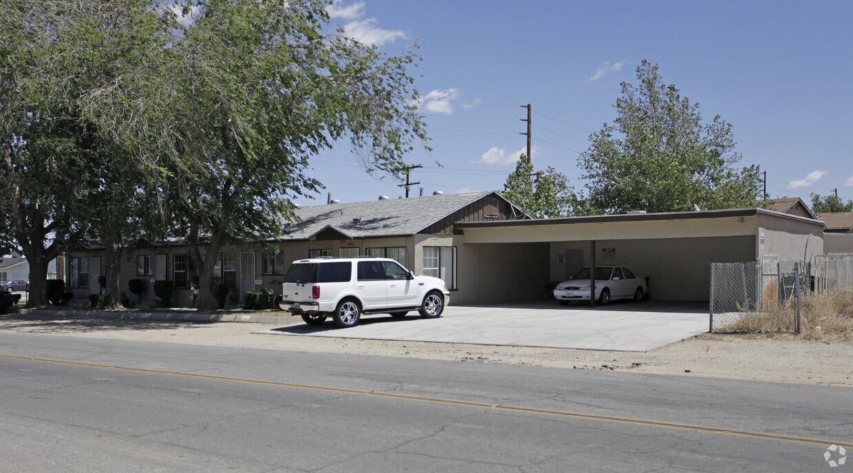 Building Photo - Palmdale Town House