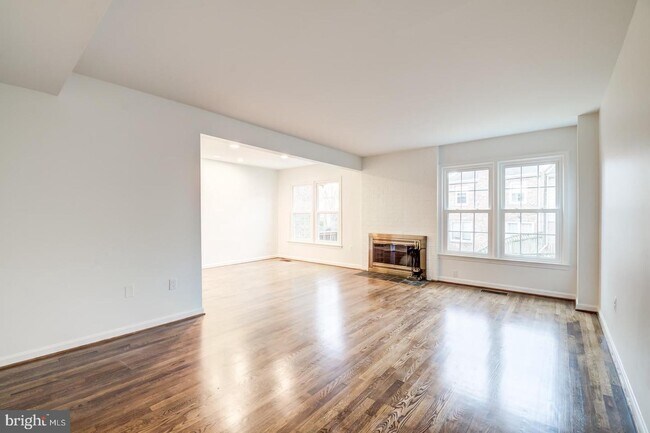 Building Photo - 1010 N Vail St