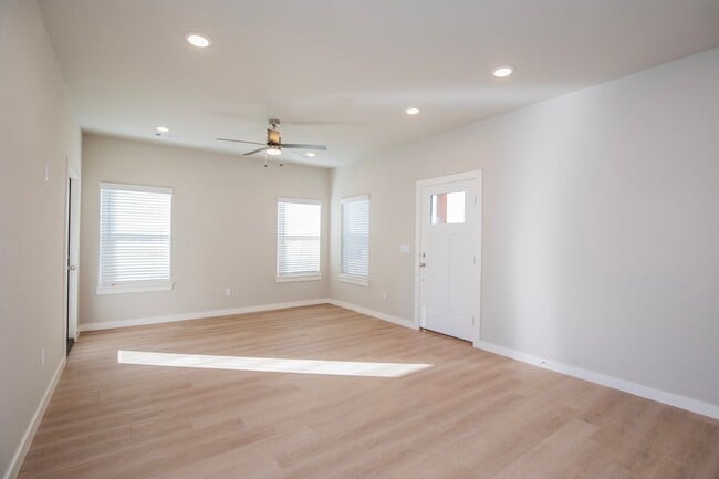 Building Photo - ***41 E. Bottlebrush Bend***