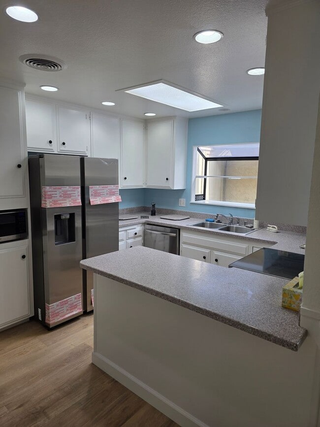 Foto del edificio - Single story 3 bedroom duplex right off El Camino Golf Course in the heart of Oceanside, recently...