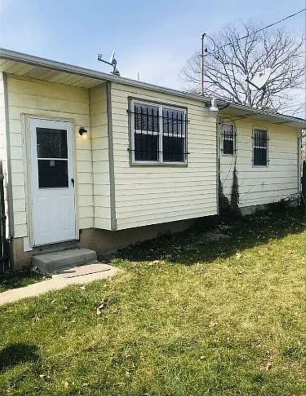 Building Photo - 5914 Cloverlawn Dr