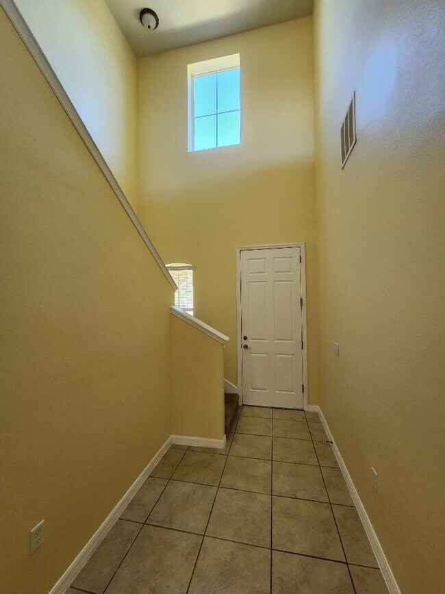Foto del edificio - Gorgeous 3-Bedroom, 2.5-Bathroom Townhome ...