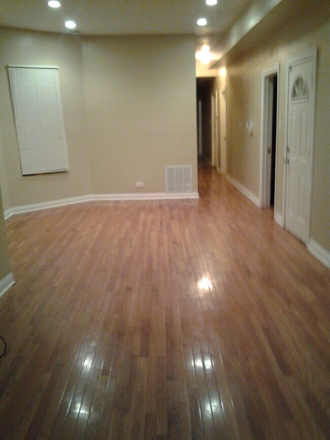 Sala y comedor - 6630 S Ingleside Ave