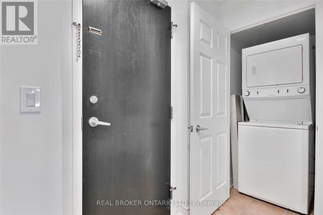 Building Photo - 388-2388 Prince of Wales Dr