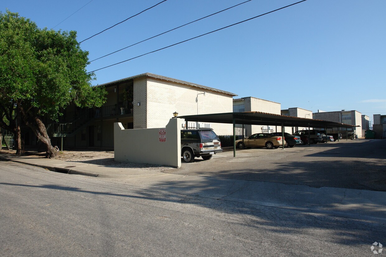 Building Photo - Town & Country Apartments