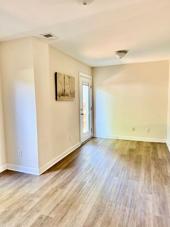 Foto del edificio - 3BD/3.5 Condo with Garage & Backyard in Shadowlawn! Blocks to the Beach! AVAILABLE NOW!