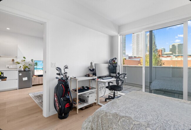 Photo du bâtiment - 6000 McKay Ave