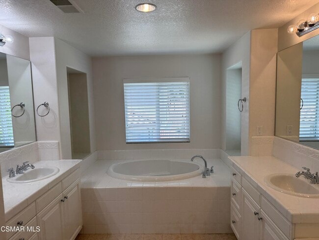 Building Photo - 600 Clearwater Creek Dr