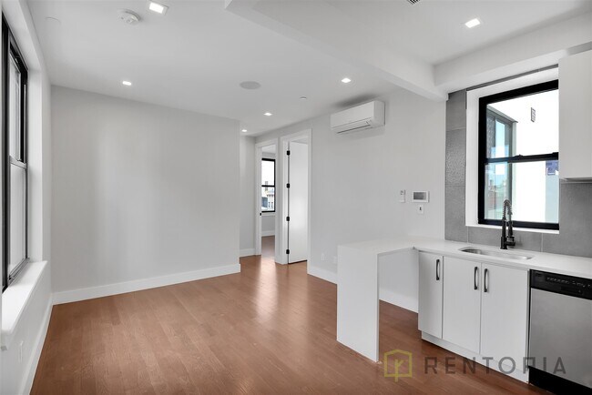 Foto del edificio - 90 Manhattan Ave