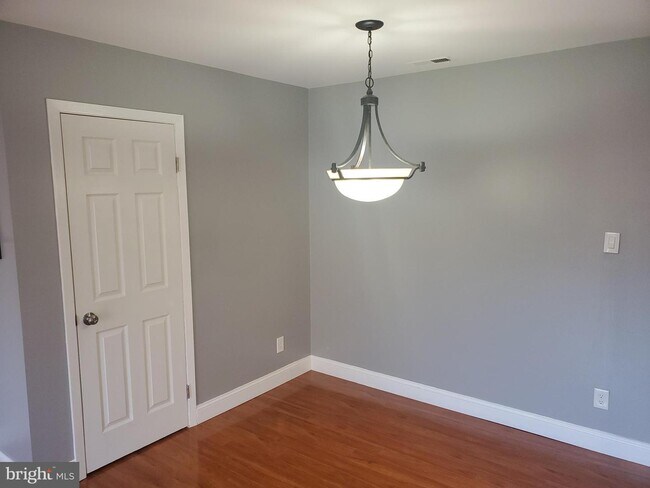 Building Photo - 702 Woodhollow Dr