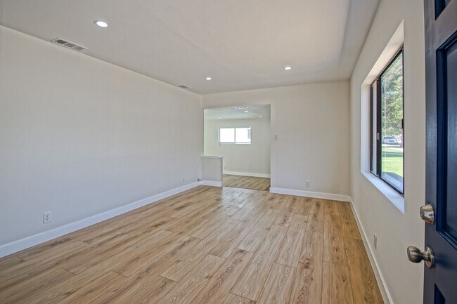 Building Photo - BEAUTIFULLY REMODELED, BRIGHT & AIRY LIBER...